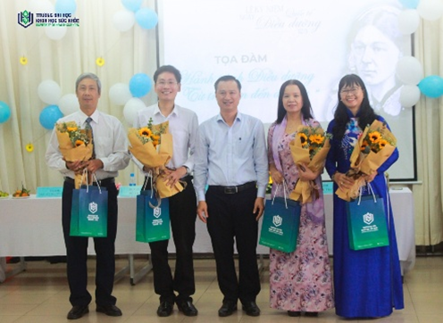 Lễ khoác áo bluose trăng cho Sinh viên